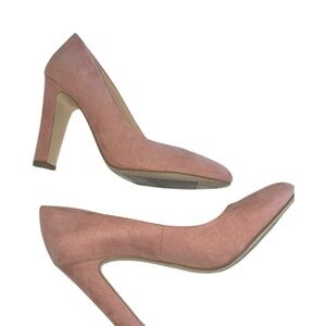 Jessica Simpson’s Suede Heels